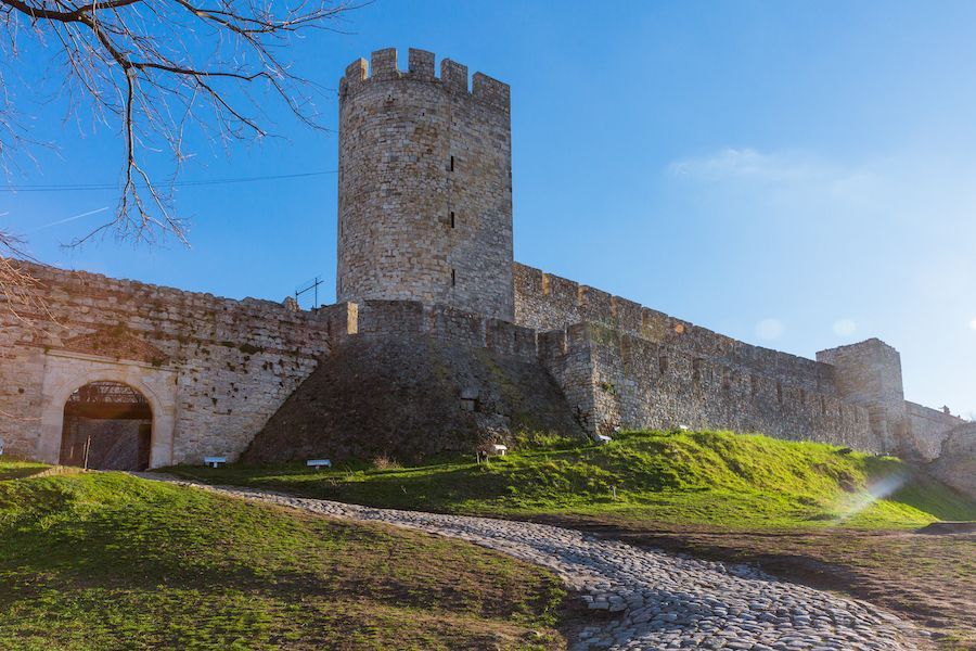 Čiji je Moisavljev kamen kraj Dizdareve kule?